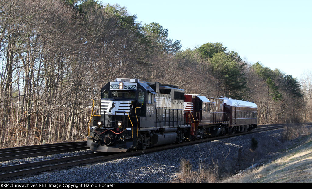 NS 5622 leads train 906 northbound from Cox